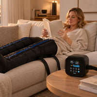 Femme lisant sur un canapé avec les bottes de compression Studio