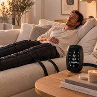 Homme détendu sur un canapé avec les bottes de compression Pro